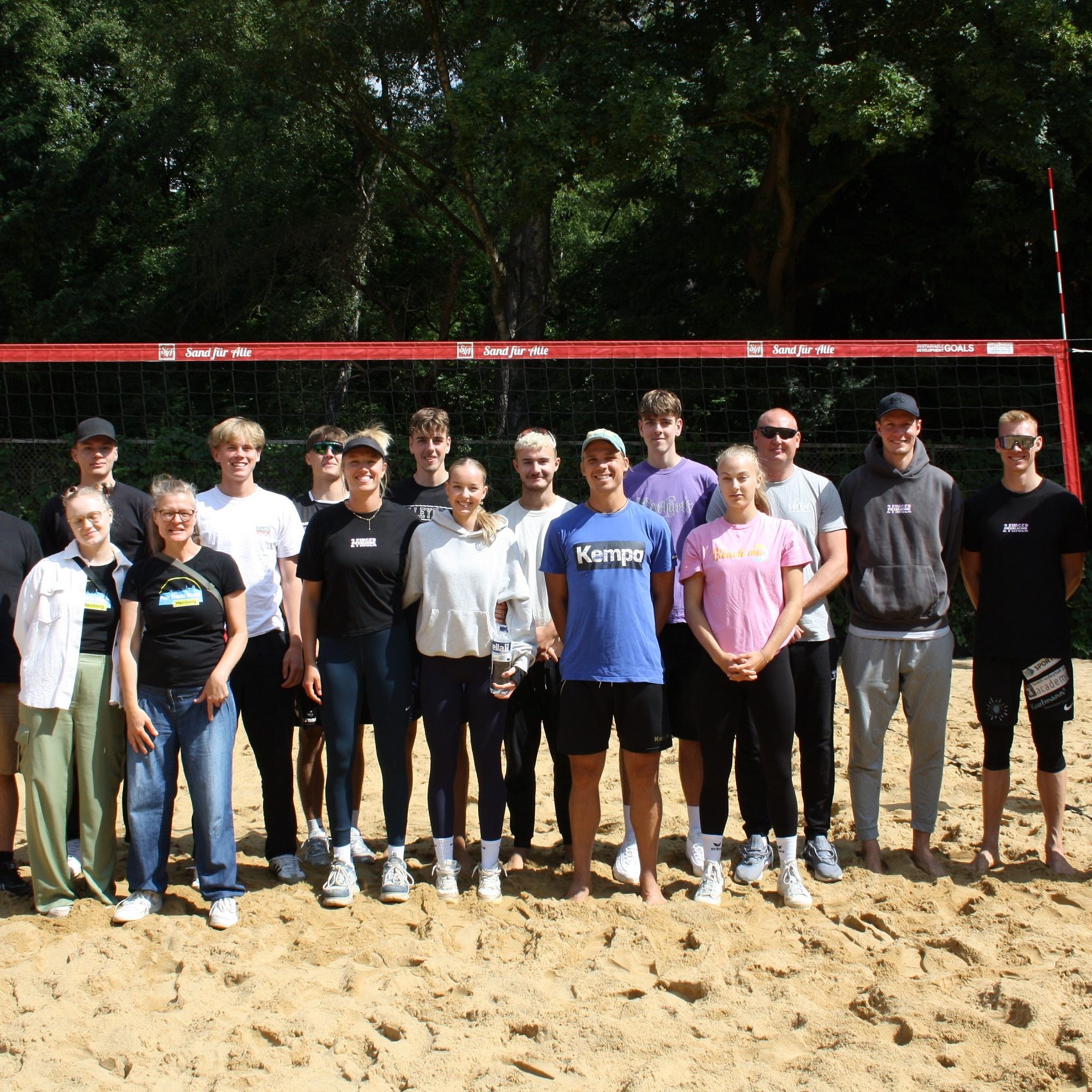 v.l.n.r.: Lukas Tödte, Ina Gröbe, Levi Weissenbach, Christine Prießner, Jesse Graves, Noel Freda, Chenoa Christ, Bent Petersen, Mari Höchstetter, Linus Barth, Ole Schwarmann, Ole Petersen, Finja Fregien, Rüdiger Strosik, Robin Sowa, Jonas Reinhardt, Tim Braun. Foto: Fair Trade Stadt Hamburg